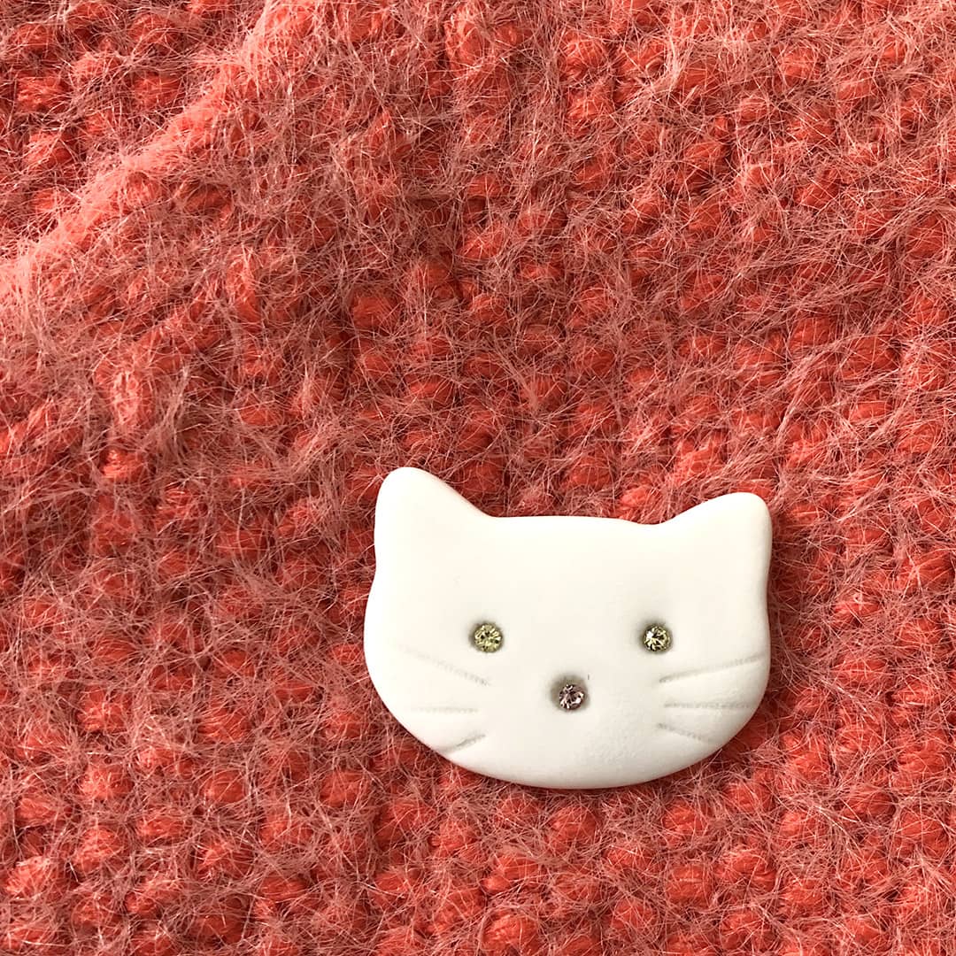 broche porcelaine forme de chat avec strass