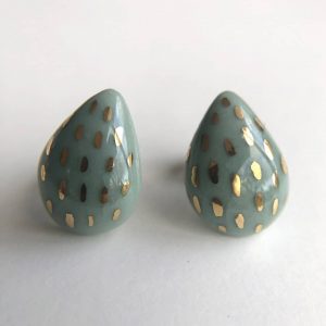 Puces d’oreilles SALAMBO – Porcelaine et Or – Vert