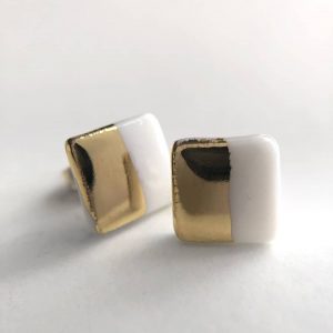 Puces d’oreilles TRIANON – Porcelaine et Or – Blanc