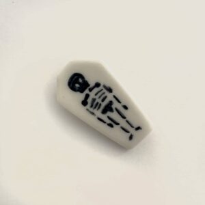 broche porcelaine cercueil